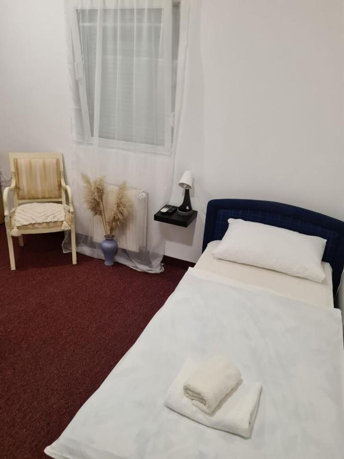 Hotel Garny Pleso Velika Gorica Bagian luar foto