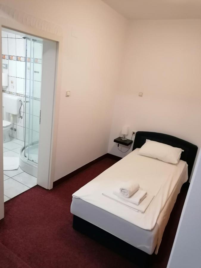 Hotel Garny Pleso Velika Gorica Bagian luar foto
