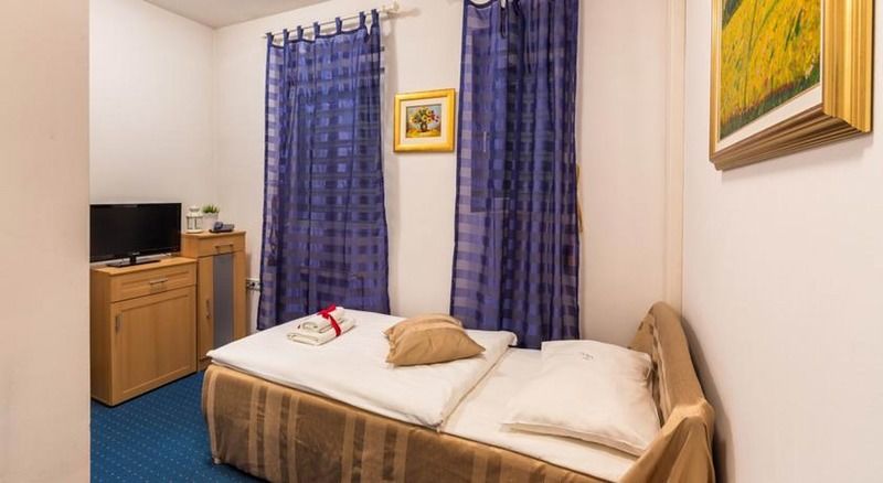 Hotel Garny Pleso Velika Gorica Bagian luar foto