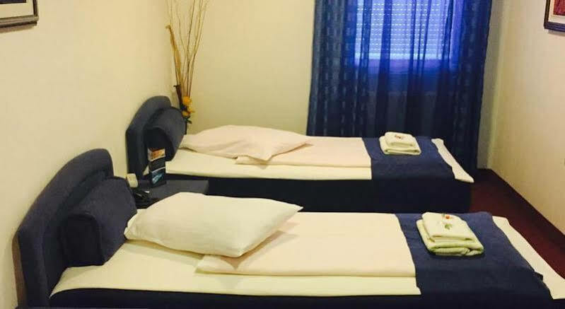 Hotel Garny Pleso Velika Gorica Bagian luar foto